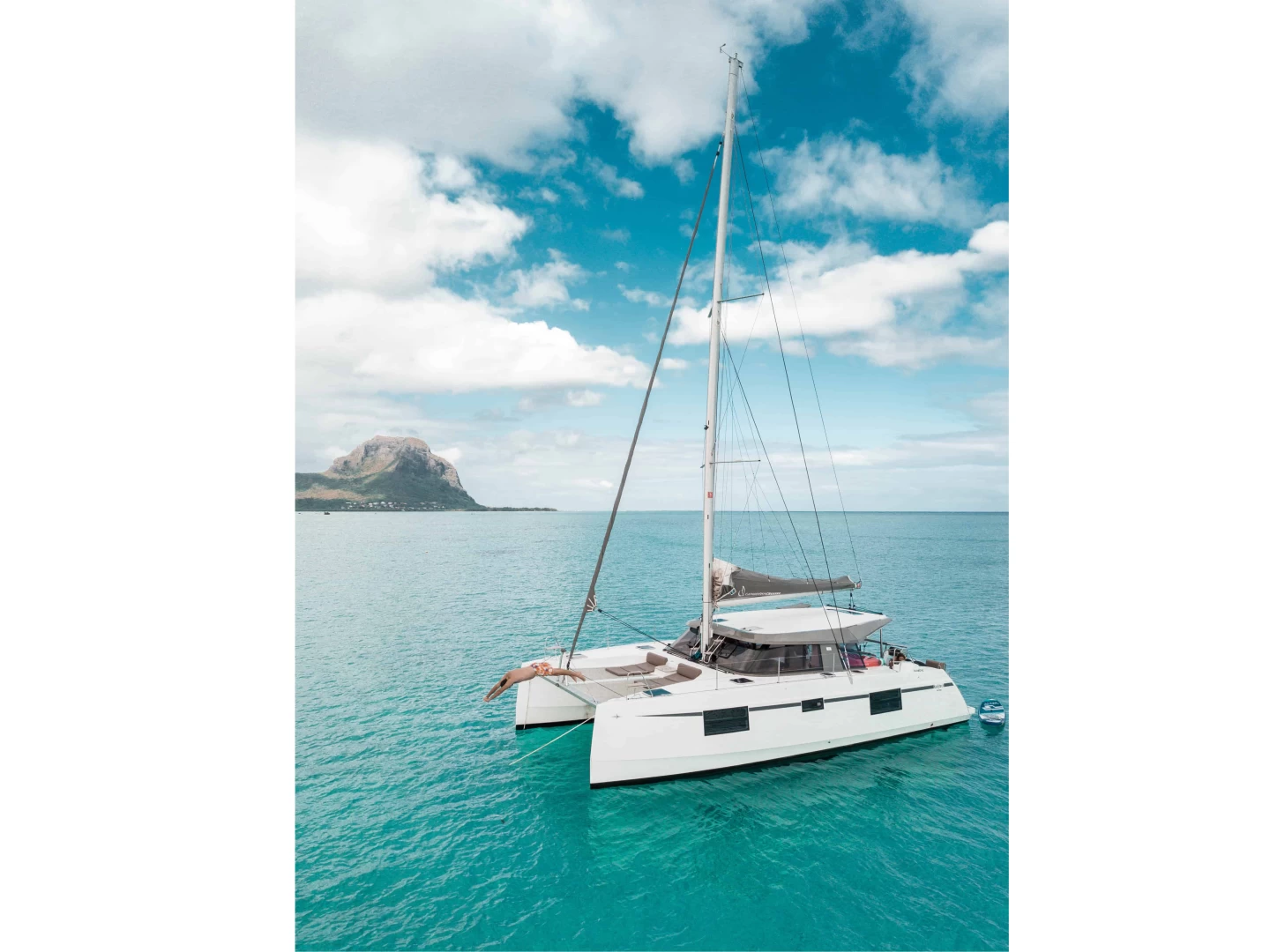 Daily catamaran trips in Mykonos – Crystal-clear waters, sunbathing, and ultimate relaxation.